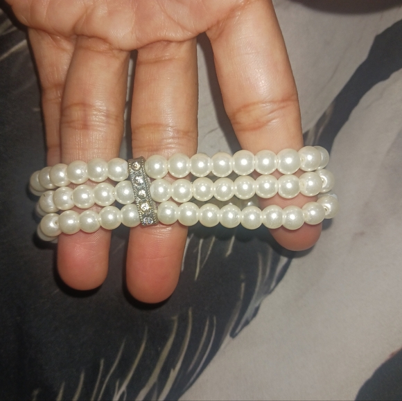 Women Ivory Pearls Elastic Bracelet - Picture 5 of 9